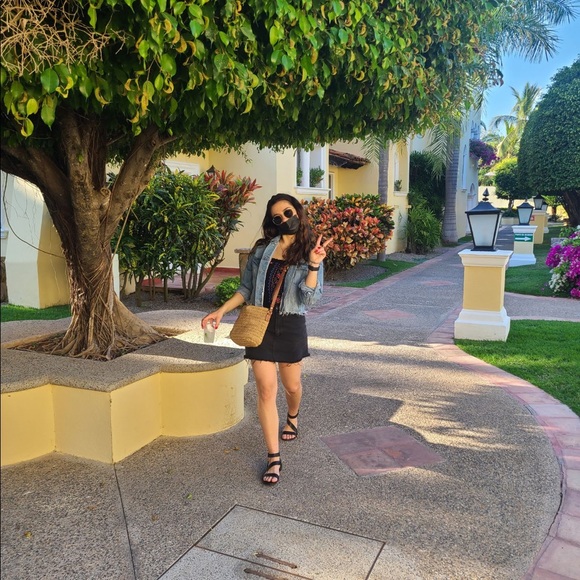 Meet your Posher, Joanna - Picture 3 of 3